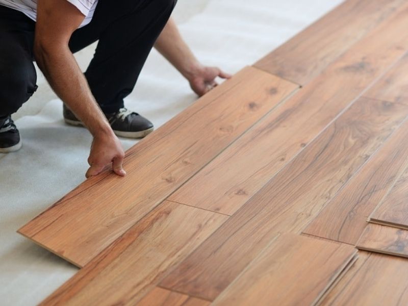 Nên Chọn Sàn Gỗ Công Nghiệp Hay Sàn Nhựa?