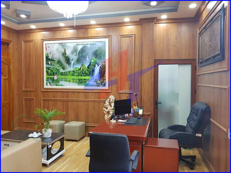 ốp tường giả gỗ ngăn vách phòng làm việc